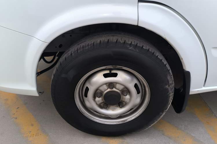 Used JMC Fushun 2023 2.0T Manual Short-Wheelbase Mid-Height Commercial Multi-Purpose 5-Seater Passenger Vehicle Left Front Wheel Hub