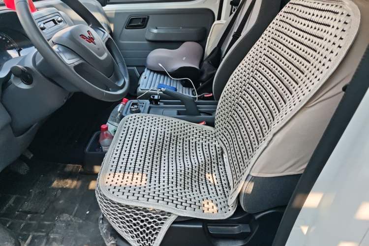 Used Wuling Yangguang 2024 230km Practical Enclosed-Window Version 60kW