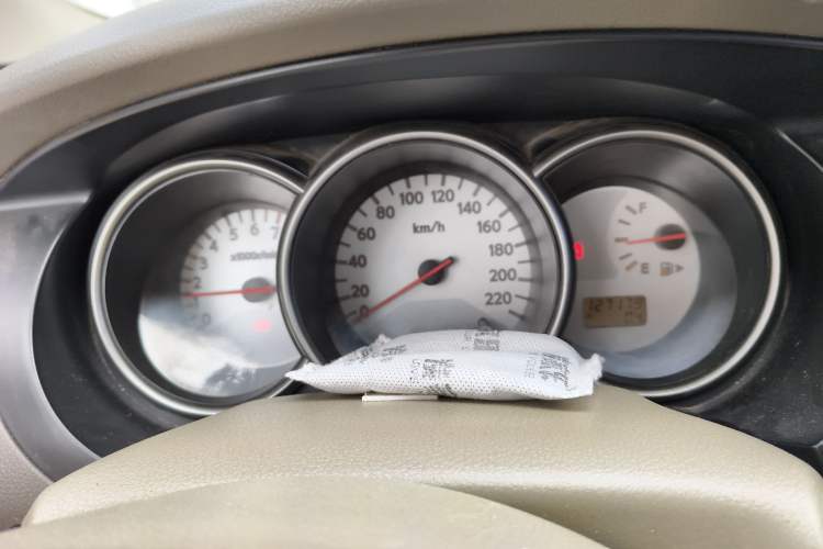 Used Nissan Livina 2010 Jingyue Edition 1.6L Manual All-Around Model Instrument Cluster