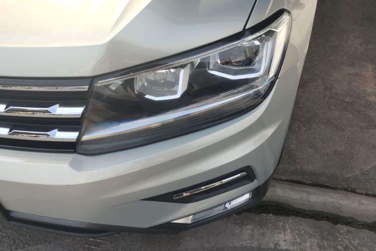 Used Volkswagen Tiguan L 2019 Updated Version 330TSI Automatic Two-Wheel Drive Panoramic Comfort Edition China VI Standard Left Front Headlight