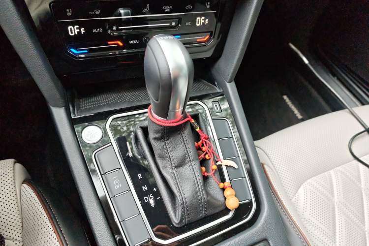 Used Volkswagen Magotan 2023 2 Million Units Commemorative Edition 330TSI DSG Luxury Version Gear Lever