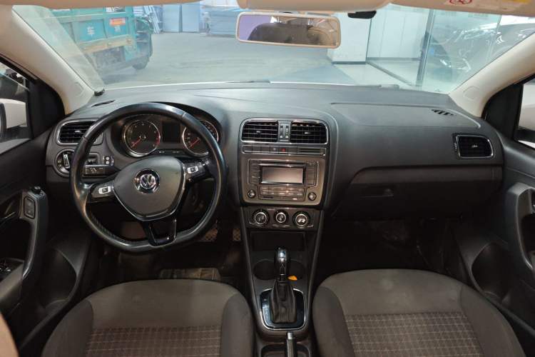 Used Volkswagen Polo 2016 1.6L Automatic Comfort Model Center Console