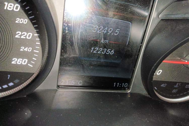 Used Mercedes-Benz GLC 2017 GLC 260 4MATIC Dynamic Edition Odometer Close Up