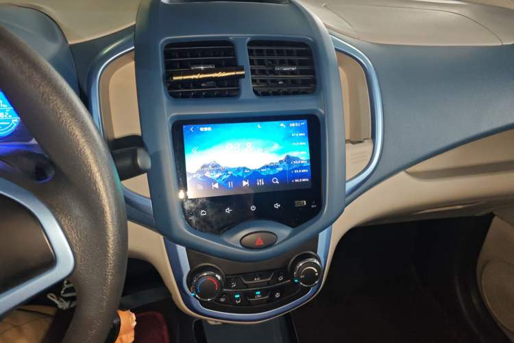 Used CHANGAN Benni E-Star 2021 National Edition Colorful Version Lithium Iron Phosphate (31.86 kWh) Audio And AC Panel