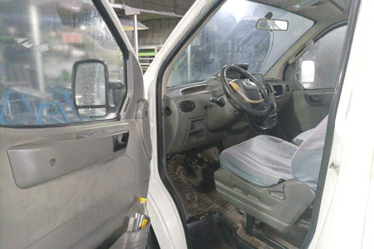 Used SAIC MAXUS Xintu V80 2017 2.5T 5-Speed Manual Aoyuntong China IV Short Wheelbase Mid-Height 5/6/10-Seater Driver Seat