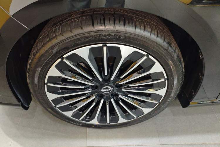 Used Nissan N7 2025 625 Max Left Front Wheel Hub