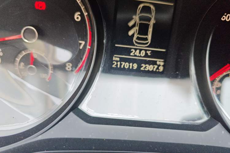 Used Volkswagen Passat 2016 330TSI DSG Luxury Edition Odometer Close Up