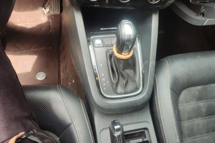 Used Volkswagen Sagitar 2018 280TSI DSG Luxury Model Gear Lever