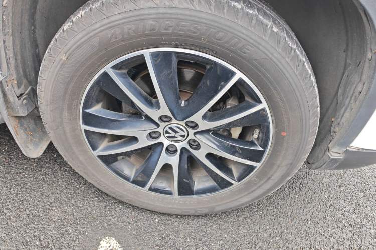 Used Volkswagen Tiguan 2013 2.0 TSI Automatic All-Wheel Drive Luxury Edition Right Front Wheel Hub