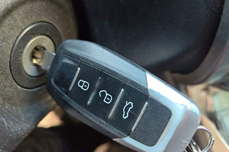 Used Toyota YARiS L Zhi Xuan 2015 1.5E Automatic Charm Edition
