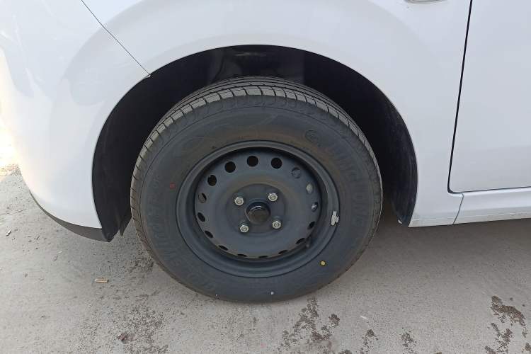 Used Wuling Hongguang New Energy 2024 All-Electric Model 300KM Standard Version Left Front Wheel Hub