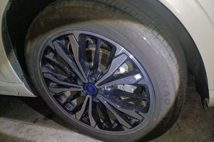 Used Ford Escape 2020 EcoBoost 245 Four-Wheel Drive Titanium Edition Right Front Wheel Hub