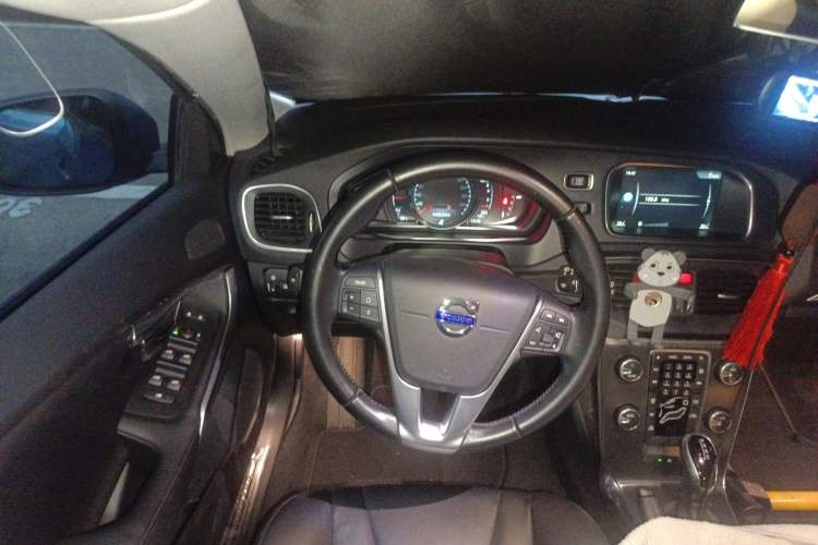 Used Volvo V40 2015 1.6T Zhiyi Edition
