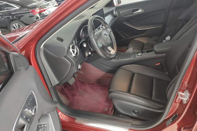 Used Mercedes-Benz GLA 2017 GLA 220 4MATIC Fashion Model Left Front Seat