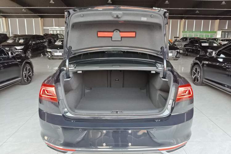 Used Volkswagen Magotan 2020 330TSI DSG Leading Model Trunk