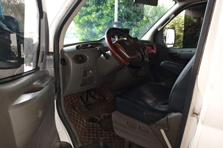 Used SAIC MAXUS Xintu V80 2017 2.5T 5-Speed Manual Aoyuntong National V Short Wheelbase Mid-Roof 5/6/10-Seater
