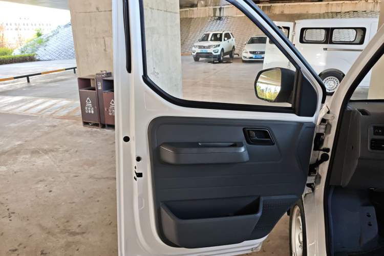 Used Wuling Yangguang 2024 300KM Comfort Version Passenger Van 75kW