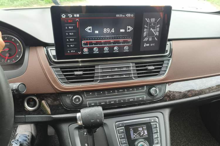 Used SAIC MAXUS G10 2016 2.0T Automatic Luxury Executive Edition Audio And AC Panel