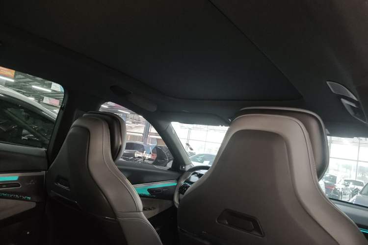 Used Lynk & Co 08 EM-P 2025 220 km All-Wheel-Drive Performance Halo
