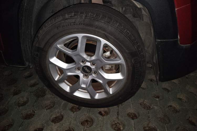 Used Jeep Renegade 2018 Connected Large Screen Version 180T Automatic High-Energy Edition Right Front Wheel Hub