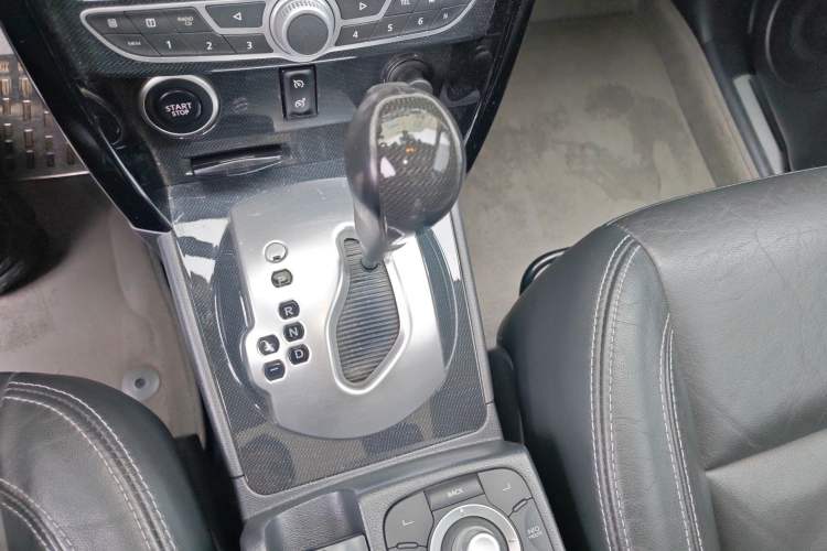 Used Renault Koleos 2012 2.5L Two-Wheel Drive Comfort Edition with Navigation Gear Lever