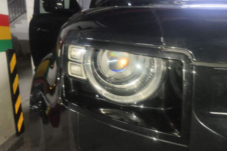 Used Land Rover Defender 2025 110 3.0T P400 – Dynamic HSE Right Front Headlight