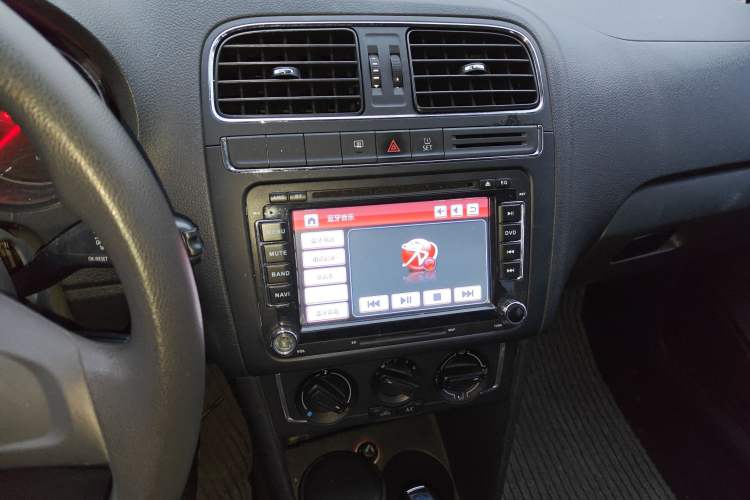 Used Volkswagen Polo 2014 1.6L Automatic Comfort Edition Audio And AC Panel