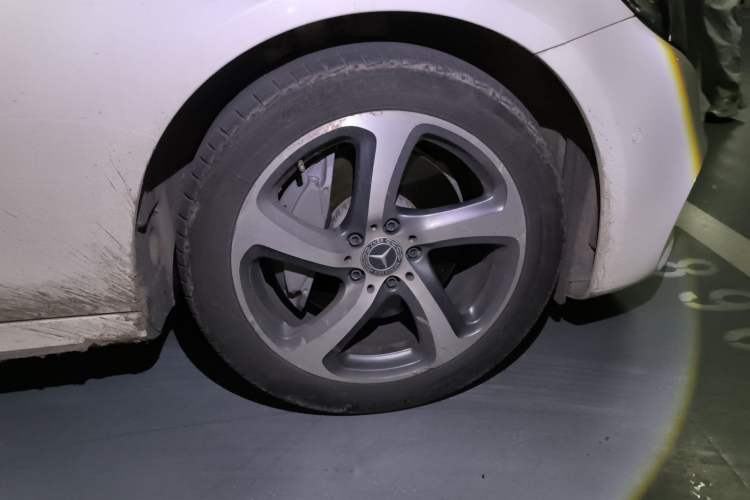 Used Mercedes-Benz E-Class 2019 E 300 L Sporty and Stylish Model Right Front Wheel Hub