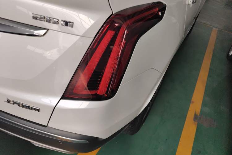 Used Cadillac XT5 2020 28T Luxury Version Right Rear Taillight