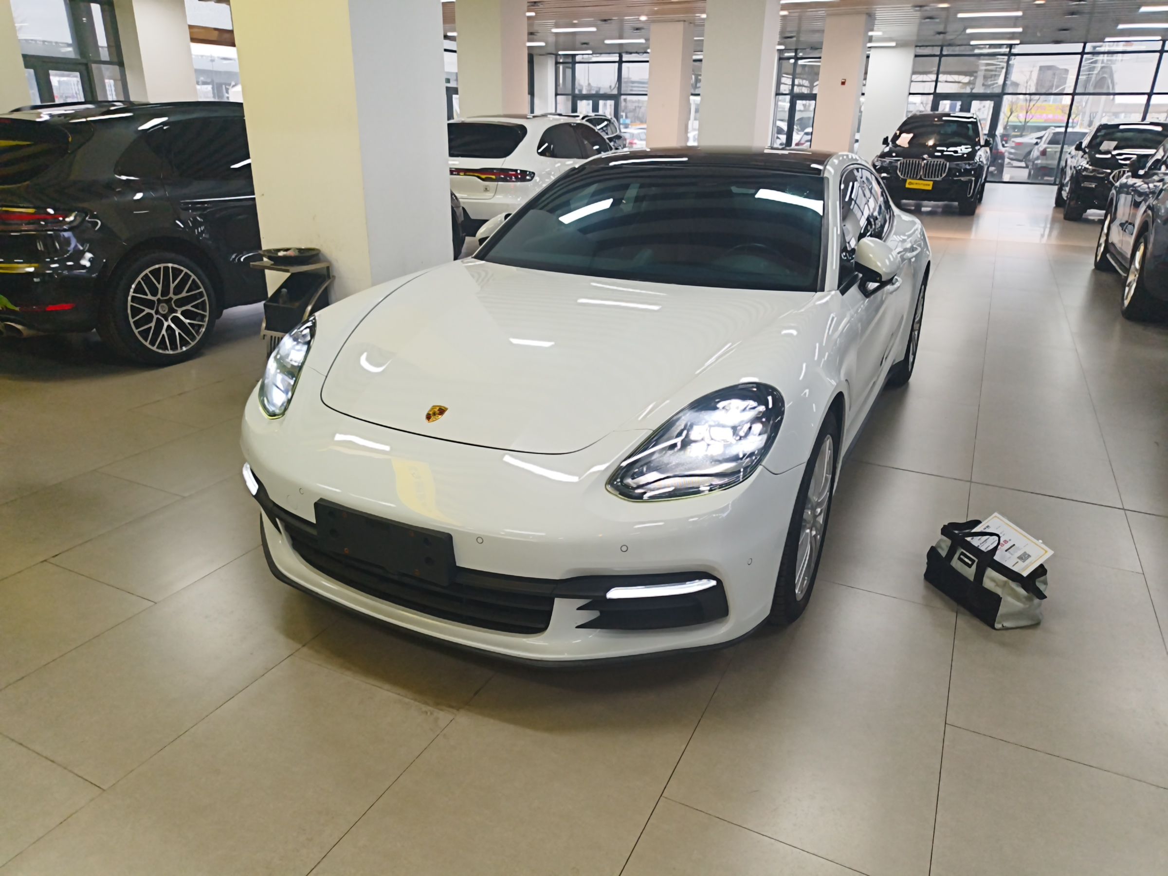 Под передней частью автомобиля