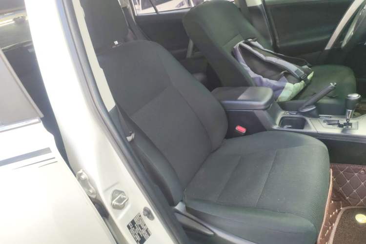 Used Toyota RAV4 2016 2.0L CVT Two-Wheel Drive Fashion Edition China V Standard Right Front Seat