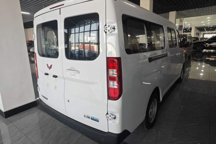 Used Wuling Yangguang 2025 Model 310KM Bus Edition—Customized by CATL Rear Right 45 Deg