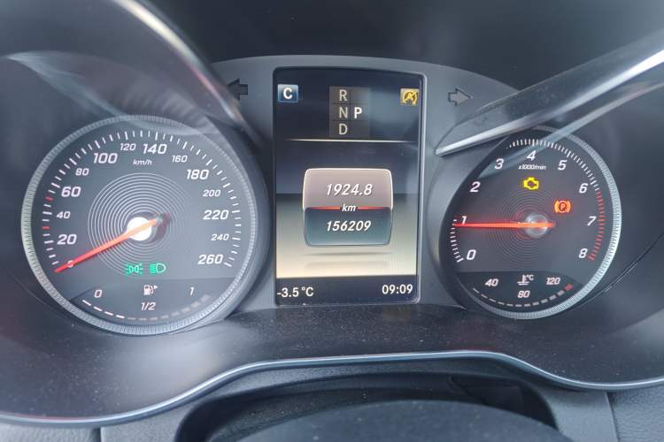 Used Mercedes-Benz C-Class 2018 C 200 L Sport Edition Odometer Close Up