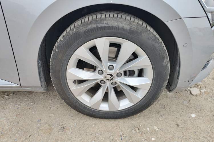 Used Skoda Superb 2019 Restyled TSI330 DSG Comfort Edition Right Front Wheel Hub