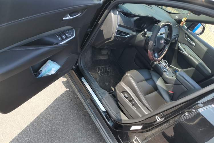 Used Cadillac XT4 2020 28T Two-Wheel-Drive Leading Version
