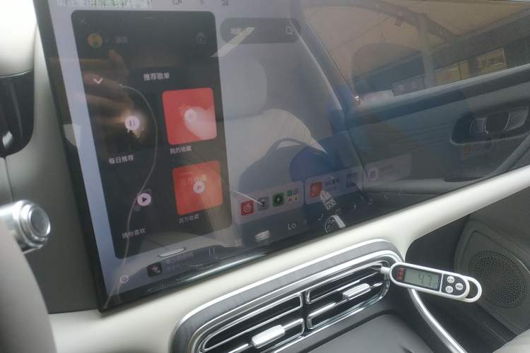 Used Geely Galaxy M9 2025 Model 210km Four-Wheel-Drive Leading Edition Audio And AC Panel