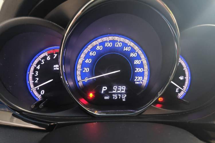 Used Toyota YARiS L Zhi Xuan 2017 1.5G CVT JingSu Model with Upgraded Sunroof Instrument Cluster