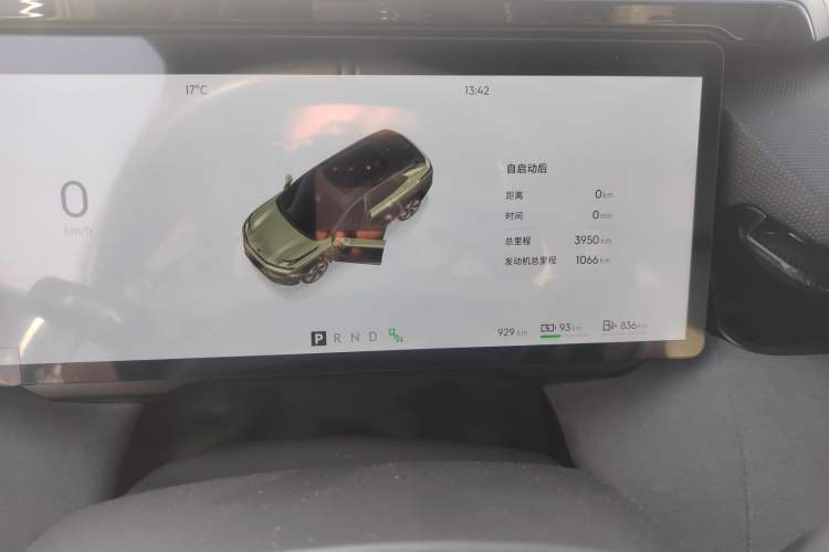 Used Lynk & Co 08 EM-P 2025 220 km All-Wheel-Drive Performance Halo Odometer Close Up