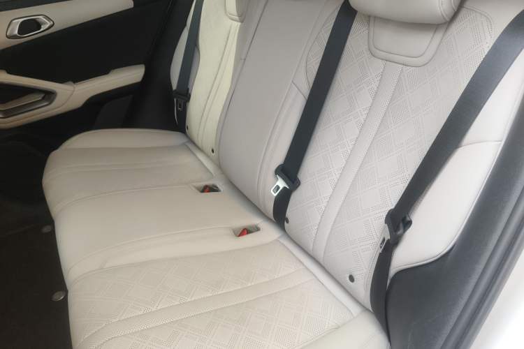 Used BYD Yuan UP 2025 Intelligent Driving Version 401 KM Dynamic Edition Left Rear Seat