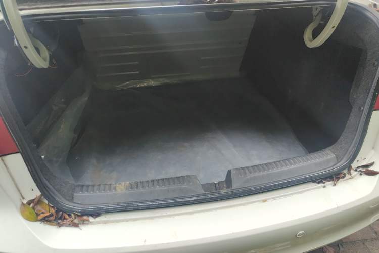 Used Volkswagen Santana 2013 1.6L Manual Fashion Edition Trunk