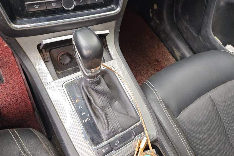 Used Roewe RX5 2016 20T Two-Wheel Drive Automatic Internet Smart Edition
