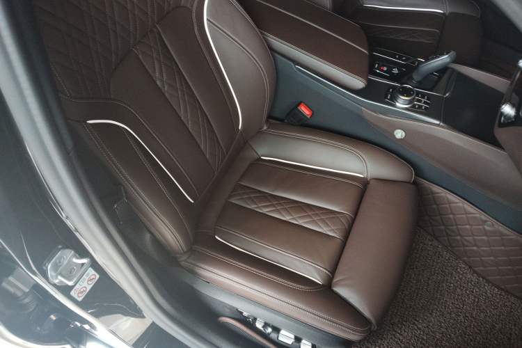 Used BMW 5 Series 2022 Restyled 540i Luxury Edition M Sport Package Right Front Seat