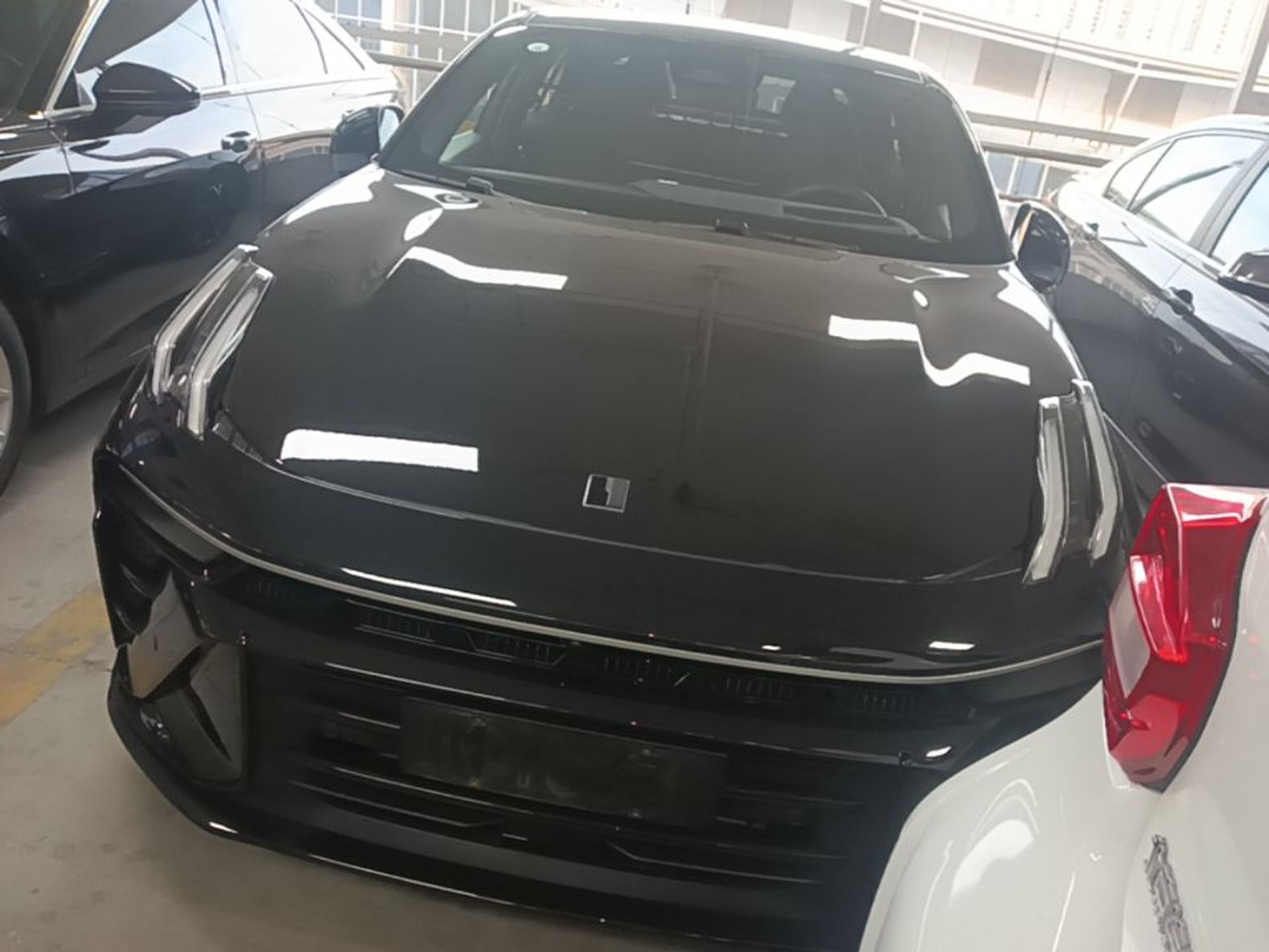 Под передней частью автомобиля