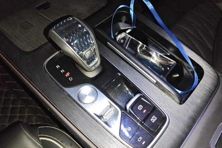 Used GAC Trumpchi GS8 2022 Flagship Series 2.0 TGDI Two-Wheel-Drive Prestige Edition (7 Seats) Gear Lever