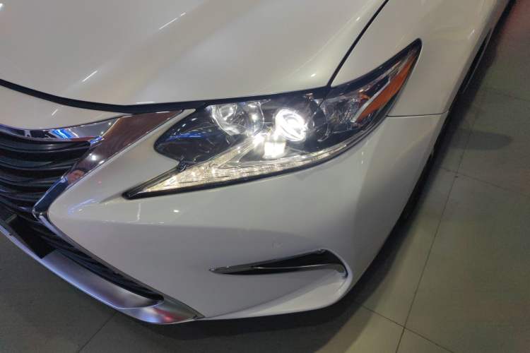 Used Lexus ES 2015 300h Comfort Edition
