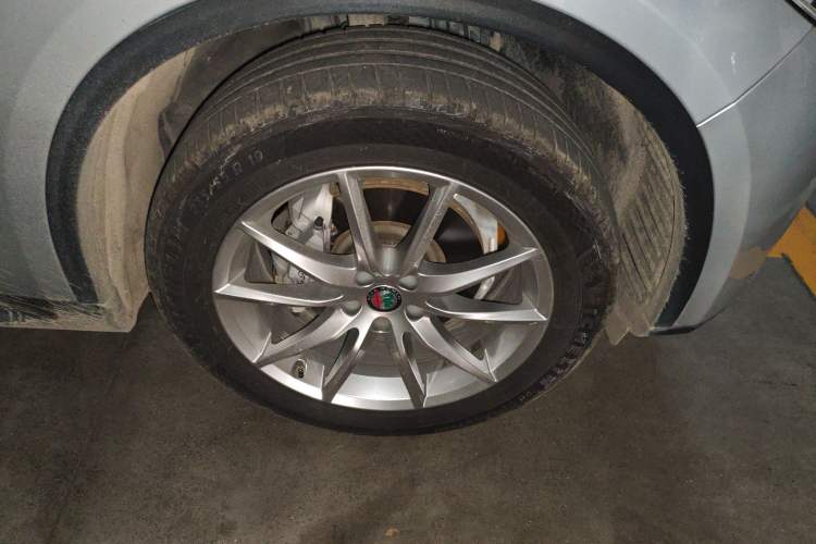 Used Alfa Romeo Stelvio 2017 2.0T 200HP Luxury Edition Right Front Wheel Hub