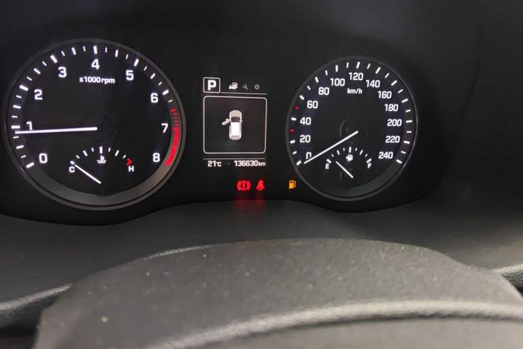 Used Hyundai Tucson 2015 1.6T Dual-Clutch Two-Wheel-Drive Smart Model Odometer Close Up