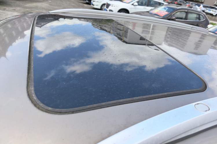 Used Chery Tiggo 3 2015 1.6L Manual Zhishang Commemorative Edition Roof