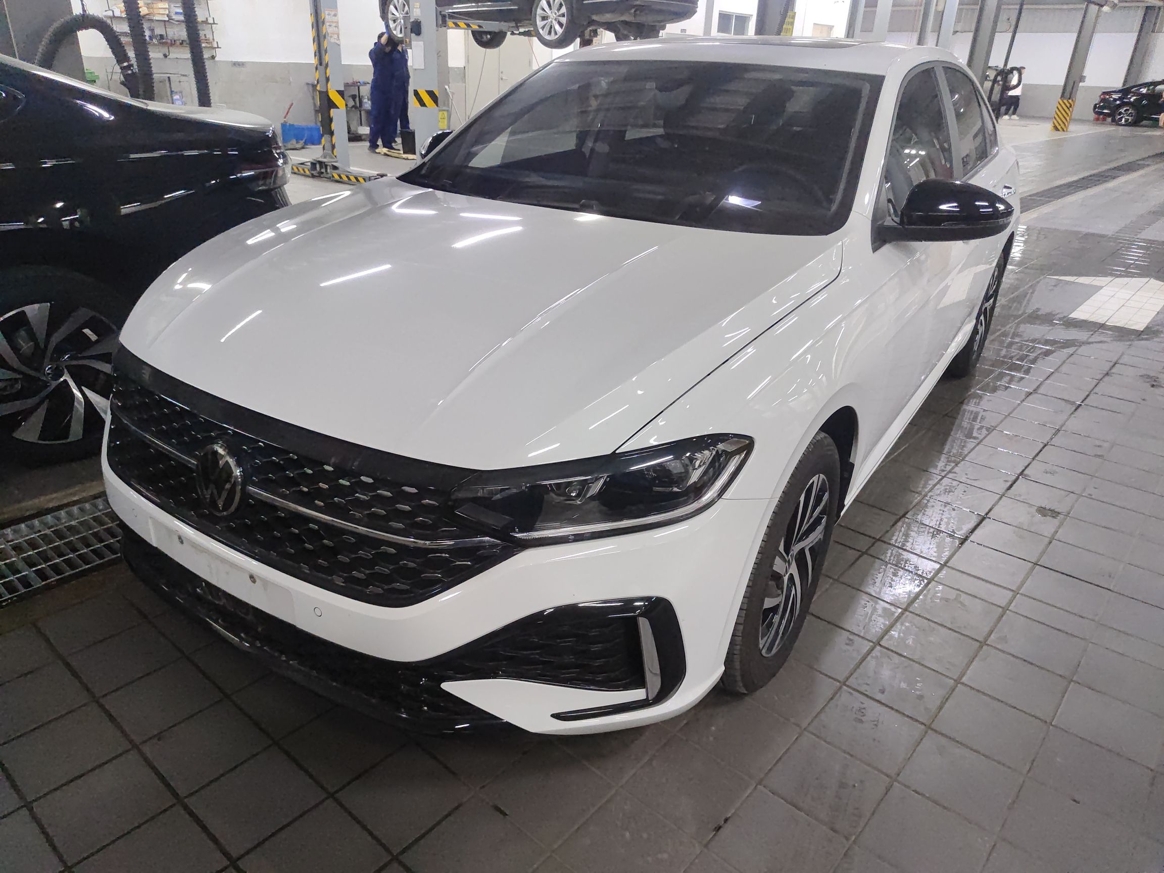 تحت مقدمة السيارة