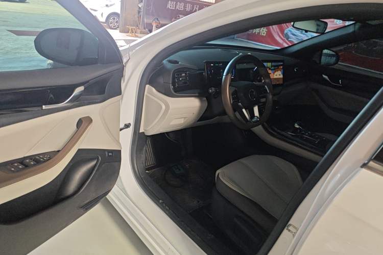 Used BYD Qin PLUS 2023 Champion Edition DM-i 55KM Leading Model Driver Seat